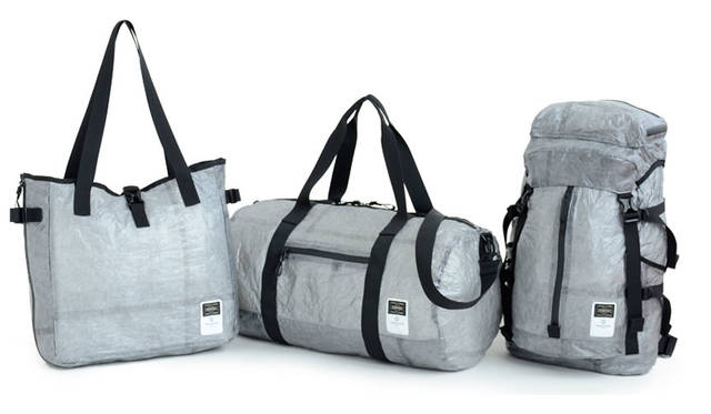 <strong>YOSHIDA｜吉田カバン</strong><br />吉田カバン創業80周年記念イベント「YOSHIDA 80th ANNIVERSARY THE STAGE」　<strong>「fragment design」</strong>　藤原ヒロシ氏のデザインプロジェクトfragment designとのアイテムは、軽量かつ強靭な糸をラミネート加工した特殊生地“キューベン・ファイバー”を使用。半透明の見た目に反し高い耐久性を誇る優れたマテリアルが魅力。バックパック、ボストンバッグ、トートバッグの3型を展開する