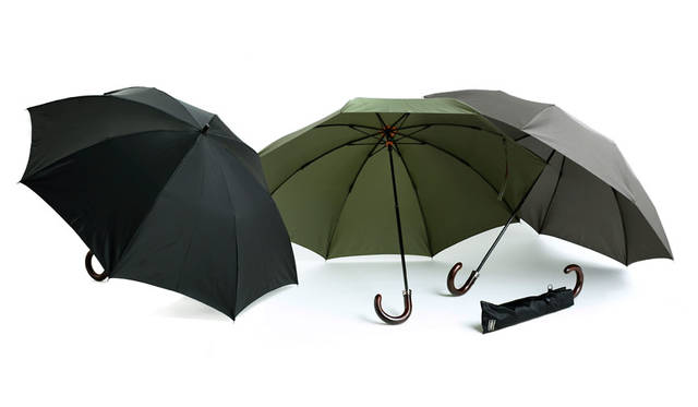 <strong>YOSHIDA｜吉田カバン</strong><br />吉田カバン創業80周年記念イベント「YOSHIDA 80th ANNIVERSARY THE STAGE」　<strong>「前原光榮商店」</strong>　老舗傘メーカーの前原光榮商店にオリジナル折り畳み傘の製作を依頼。傘本体にはタンカーシリーズとおなじナイロンツイル素材を使用し、生地の裁断から縫製にいたるまで卓越した技術をもった職人が一本一本丁寧に作り上げている。吉田カバンの職人が製作した同素材の傘袋が付属する