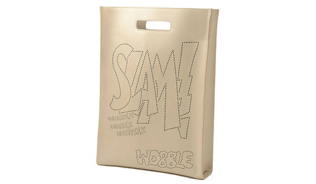 <strong>YOSHIDA｜吉田カバン</strong><br />吉田カバン創業80周年記念イベント「YOSHIDA 80th ANNIVERSARY THE STAGE」　<strong>「RYAN GANDER」</strong>　世界的に高い評価を得ている現代アーティストのライアン・ガンダー（RYAN GANDER）とのコラボレーションは彼のタギングを特殊レーザー加工によって表現したトートバッグ。本体にデザインされているのはすべてライアン・ガンダーが書いた“The Boy Who Always Looked Up”という子ども向けの絵本に登場する避難扉を開ける擬音