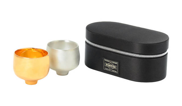 <strong>YOSHIDA｜吉田カバン</strong><br />吉田カバン創業80周年記念イベント「YOSHIDA 80th ANNIVERSARY THE STAGE」　<strong>「青木良太」</strong>　陶芸家の青木良太氏の代表作の一つである黄金瓷盃・銀瓷盃と専用ケースを製作。釉薬（ゆうやく）を練り込んだ白い土で盃を焼き上げ、その上から本金と本銀を丁寧に塗ってさらに焼き上げた盃は金属のような仕上がり。世界限定80個、シリアルナンバー入り。革小物の職人が丁寧に作り上げた専用ケースは、この盃をきれいに収納するために試行錯誤の末に生まれた名品