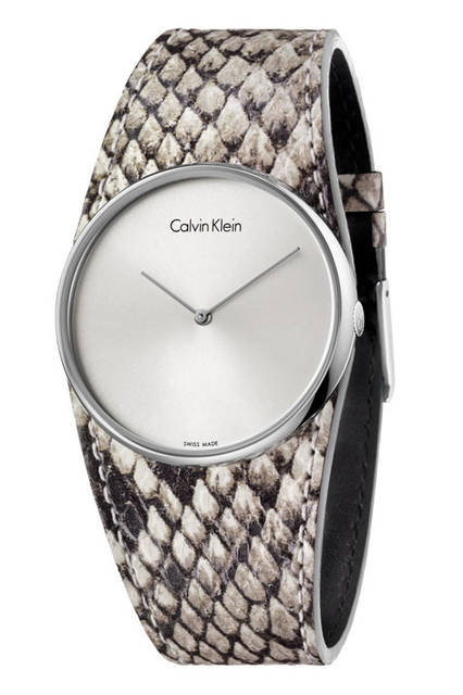 <strong>カルバン・クライン スペルバウンド</strong><br /> ケース｜ステンレススチール<br />直径｜39 ｍｍ<br />厚さ｜7.70mm<br />ムーブメント｜クォーツ （ETA社製）<br />ストラップ｜レザー<br /> 防水｜日常生活防水<br /> 価格｜3万240円<br />