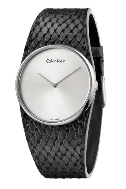 <strong>カルバン・クライン スペルバウンド</strong><br />ケース｜ステンレススチール<br />直径｜39ｍｍ<br />厚さ｜7.70mm<br />ムーブメント｜ クォーツ （ETA社製）<br />ストラップ｜レザー<br /> 防水｜日常生活防水<br /> 価格｜3万240円<br />