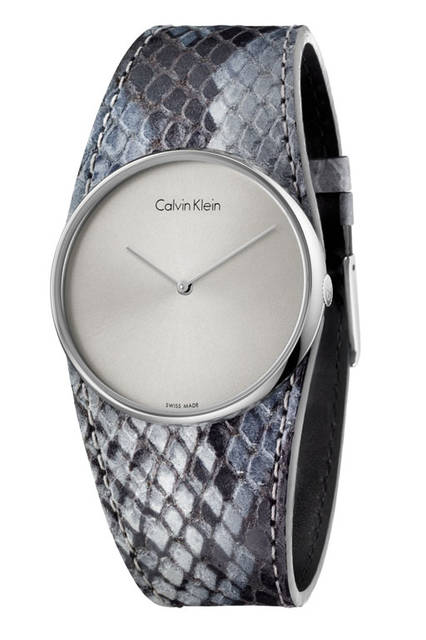 <strong>カルバン・クライン スペルバウンド</strong><br />ケース｜ステンレススチール<br />直径｜39mm<br />厚さ｜7.70mm<br />ムーブメント｜クォーツ （ETA社製）<br />ストラップ｜レザー<br /> 防水｜日常生活防水<br /> 価格｜3万240円<br />