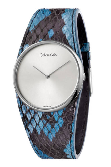 <strong>カルバン・クライン スペルバウンド</strong><br />ケース｜ステンレススチール<br />直径｜39ｍｍ<br />厚さ｜7.70mm<br />ムーブメント｜ クォーツ （ETA社製）<br />ストラップ｜レザー<br /> 防水｜日常生活防水<br /> 価格｜3万240円<br />