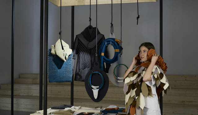 「レクサス デザイン アワード 2015」のグランプリ作品「Sense-Wear」。身に着けることでさまざまな感覚を高め、研ぎ澄ますことができる衣装・装飾品