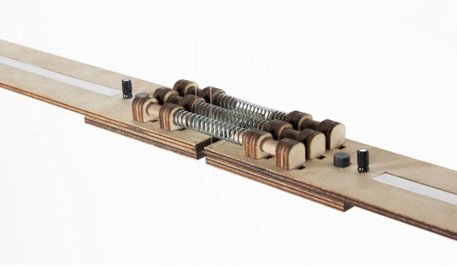 「レクサス デザイン アワード 2015」の入賞作品でプロトタイプを作成した、中森大樹氏、アドリアーノ・アルファーロ氏、ガエターノ・ミルコ・ヴァティエロ氏の作品「Diomedeidae」。自らの羽ばたく動きで発電しながら光を発するモビール