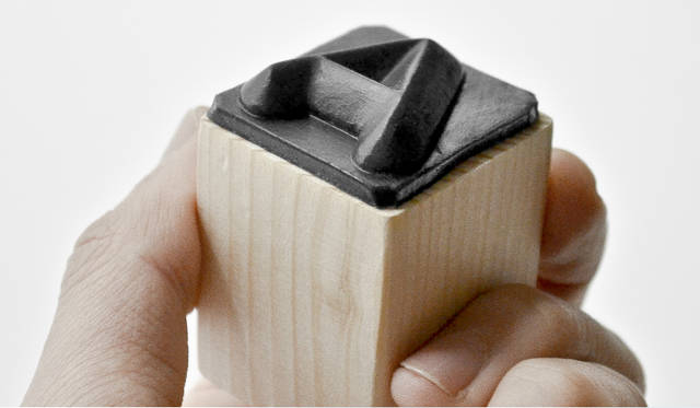 阿津侑三氏が手がけた「レクサス デザイン アワード 2015」の入賞作品「INSTAMP」。押す力や角度、回数によって書体が変化するシリコン製スタンプ