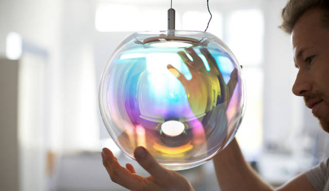 「レクサス デザイン アワード 2014」の入賞作品「Iris」。シャボン玉をモチーフに、クリスタルでできた手吹きのガラス製ランプ。光のあたる角度によって、さまざまな色の光を放つ。想像力をかきたてる照明作品