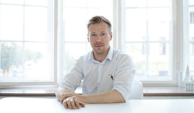 「レクサス デザイン アワード 2014」の入賞作品「Iris」の制作者、セバスチャン・シェラ氏。ベルリンを拠点に活動。受賞後、あらたな出資を得て、自身のプロダクトブランド「NEO/CRAFT」を立ち上げる。「LEXUS DESIGN AWARD」がこうした機会を生む最初の一歩となった