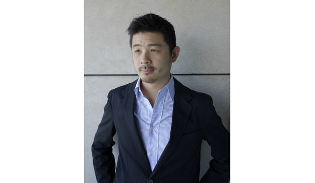 「レクサス デザイン アワード 2016」の審査員、アリック・チェン氏。米国出身でニューヨークでインデペンデントのキュレーター、ライターとして、ニューヨーク・タイムズなどで活躍。2011年度、2012年度は北京デザインウィークのクリエイティブディレクターを務め、現在は香港の西九龍文化地区に新設される映像文化博物館、M+のデザインと建築担当のキュレーター