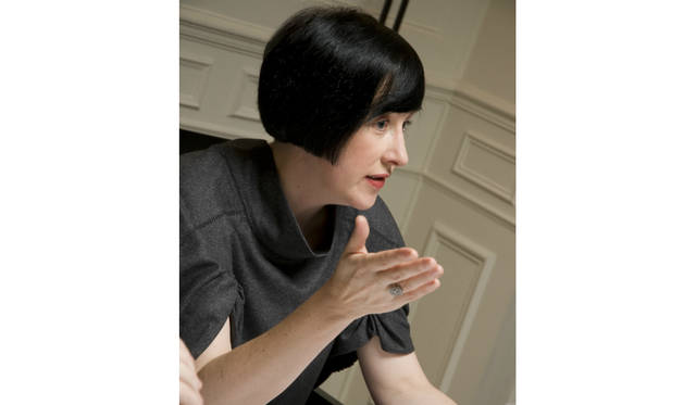 「レクサス デザイン アワード 2016」の審査員、アリス・ローソーン氏。『ニューヨーク・タイムズ 国際版』およびアート系雑誌『frieze』でデザイン評論家として活動、執筆。毎週発信のデザイン・コラムは世界中のメディアで掲載される。ホワイト・チャペル・ギャラリー、マイケル・クラーク舞踊団の評議員、チャイセンヘール・ギャラリーの主任評議員