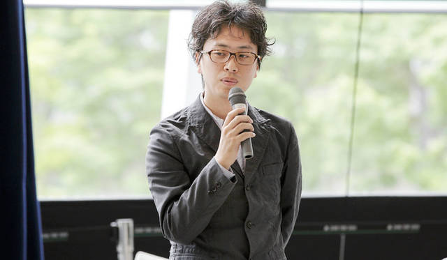 北村直也。岐阜県生まれ。2003年、日本大学理工学部建築学科卒業。2006年、慶応義塾大学大学院理工学研究科解放環境科学専攻(妹島和世研究室)修了。2007年から2011年は、中山英之建築設計事務所を経て、2012年に北村直也建築設計事務所設立。主な作品は「田園の住宅」（構造は金子武史構造設計事務所）、竹尾主催の展示「紙と構造展-ハンドメイド・ストラクチュア」（小西泰孝建築構造設と協同）。進行中のプロジェクトに「K邸」「A邸」「村長の家の陶芸室」「K邸リノベーション」「Yホテルの改装」がある