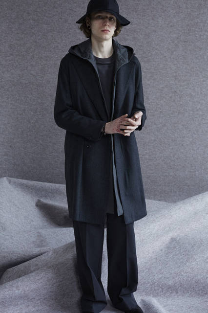 <strong>ITTY-BITTY｜イッティビッティ</strong><br /><strong>2015-16年 秋冬コレクション</strong>　Pressed herringbone‐Coat 7万9920円、Nylie weather‐Coat 5万9400円、Jersey tex‐Cut&sew 2万3760円、Union gabardine‐Pants 3万8880円、Fine flannel‐Hat 1万7280円