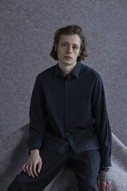 <strong>ITTY-BITTY｜イッティビッティ</strong><br /><strong>2015-16年 秋冬コレクション</strong>　Nylie Weather‐Shirt 2万3760円、Plessed herringbone‐Pants 3万4560円