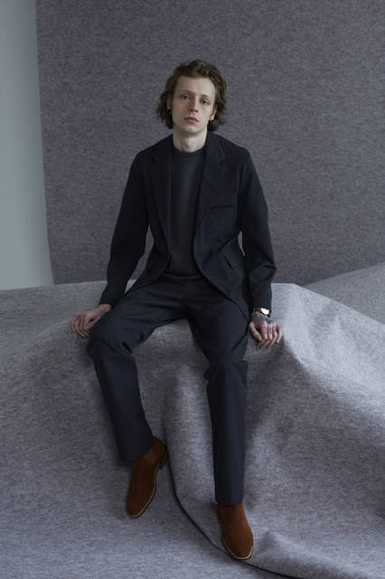 <strong>ITTY-BITTY｜イッティビッティ</strong><br /><strong>2015-16年 秋冬コレクション</strong>　Union gabardine‐Jacket 5万4000円、Jersey tex‐Cut&sew 2万3760円、Union gabardine‐Pants 3万2400円