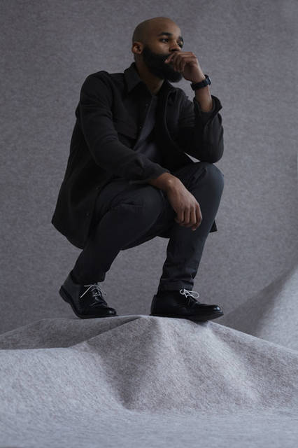 <strong>ITTY-BITTY｜イッティビッティ</strong><br /><strong>2015-16年 秋冬コレクション</strong>　Clear kersey‐Blouson 6万4800円、Jersey tex‐Cut&sew 2万3760円、Twisting gabardine‐Pants 2万7000円