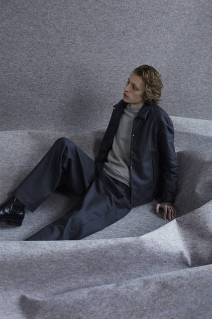 <strong>ITTY-BITTY｜イッティビッティ</strong><br /><strong>2015-16年 秋冬コレクション</strong>　Mat stripe‐Blouson 5万9400円、Jersey tex‐Cut&sew 2万3760円、Mat stripe‐Pants 3万5640円