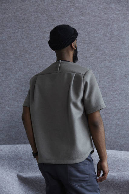 <strong>ITTY-BITTY｜イッティビッティ</strong><br /><strong>2015-16年 秋冬コレクション</strong>　Double melton‐Shirt 3万2400円、Jersey tex‐Pants 2万7000円、Burford knit‐Beanie 1万4040円