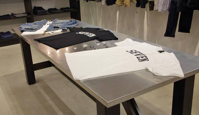 <strong>LOUNGE LIZARD｜ラウンジリザード</strong><br />オープン記念の直営店限定Tシャツ（サイズはS、M、Lの3サイズ展開）各4860円