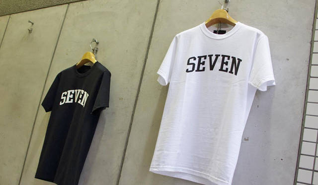 <strong>LOUNGE LIZARD｜ラウンジリザード</strong><br />オープン記念の直営店限定Tシャツ（サイズはS、M、Lの3サイズ展開）各4860円