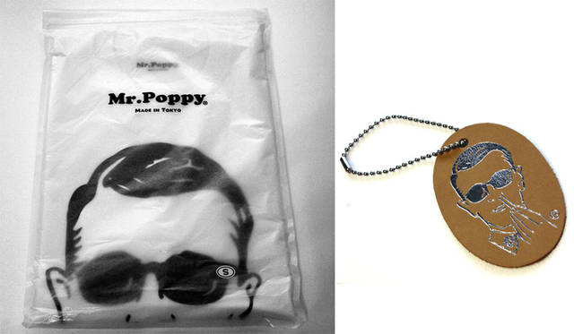 <strong>H? Katsukawa from Tokyo｜エイチ カツカワ フロム トウキョウ</strong><br />「Mr.Poppy」Tシャツ　袋はオリジナルの雰囲気あるグラシン袋で、レザーキーホルダーをもれなくプレゼント
