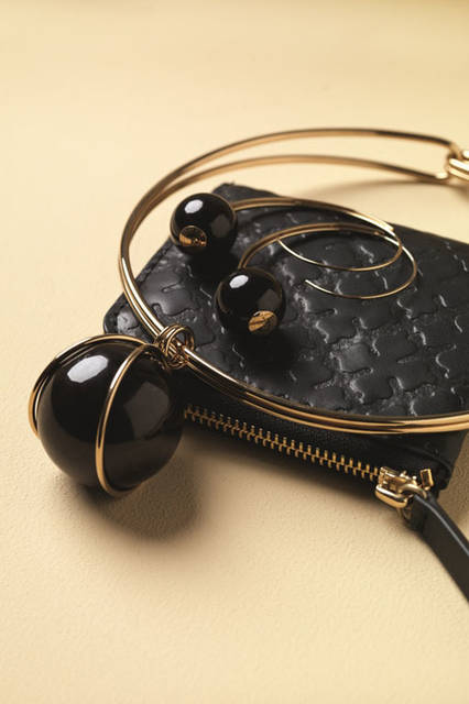 <strong>BY MALENE BIRGER｜バイ マレーネ ビルガー</strong><br />2015年プレフォールコレクション　パース1万1880円、ピアス2万3760円、チョーカー4万1040円