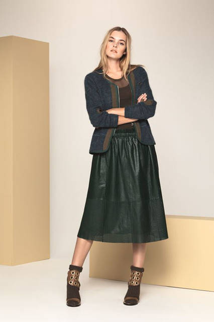 <strong>BY MALENE BIRGER｜バイ マレーネ ビルガー</strong><br />2015年プレフォールコレクション　カーディガン5万7240円、カットソー1万7280円、スカート12万4200円、ソックス8640円、サンダル8万1000円