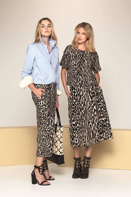 <strong>BY MALENE BIRGER｜バイ マレーネ ビルガー</strong><br />2015年プレフォールコレクション　左／シャツ3万7800円、パンツ4万8600円、バッグ5万1840円、シューズ8万1000円、右／トップス3万9960円、スカート3万4560円、ソックス8640円、サンダル8万1000円