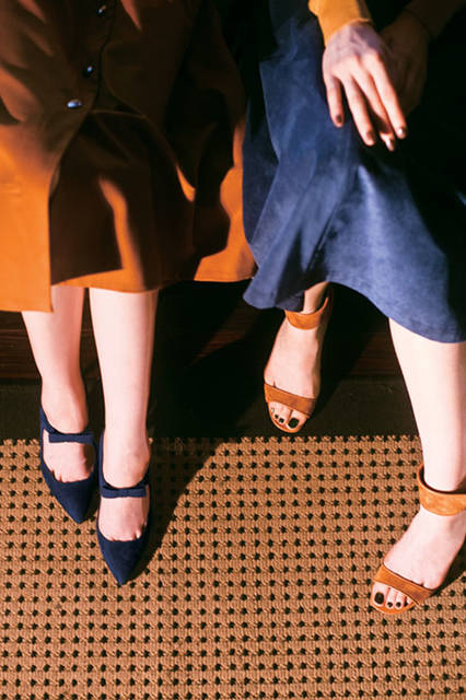 <strong>ODETTE E ODILE｜オデット エ オディール</strong><br />2015年秋冬シーズン　左／Pumps：Odette e Odile 2万520円（9月入荷）、右／Sandal：MICHEL VIVIEN 10万3680円（8月入荷）