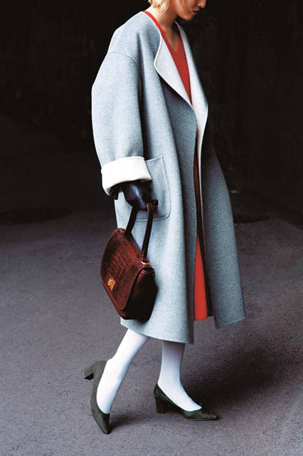 <strong>ODETTE E ODILE｜オデット エ オディール</strong><br />2015年秋冬シーズン　Pumps：Odette e Odile 1万9440円（8月入荷）、Bag：AVRIL GAU （EXCLUSIVE） 8万8560円（9月入荷）、Gloves：Gloves 1万5660円（10月入荷）