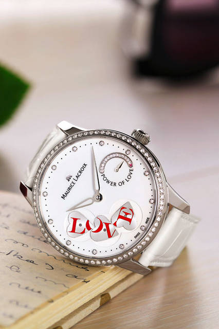 <strong>マスターピース パワー・オブ・ラブ</strong><br />ケース｜ステンレススチール、ダイヤモンド<br />直径｜43mm<br />厚さ：14.2mm<br />ムーブメント｜自動巻き（ML256)<br />機能｜3つのハート型歯車が1分間で“LOVE”を描く<br />ストラップ｜クロコダイル<br />防水｜5気圧<br />限定数｜世界限定88本<br />発売時期｜2015年10月予定<br />予価｜180万円<br />