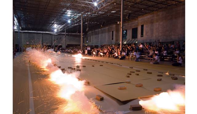 火薬ドローイング『遠行』（2010年、火薬・和紙・木製パネル、42枚組、作家蔵）の爆破（参考図版）Commissioned by the Museum of Fine Arts, Houston for the Ting Tsung and Wei Fong Chao Arts of China Gallery. Photo by I-Hua Lee, courtesy Cai Studio