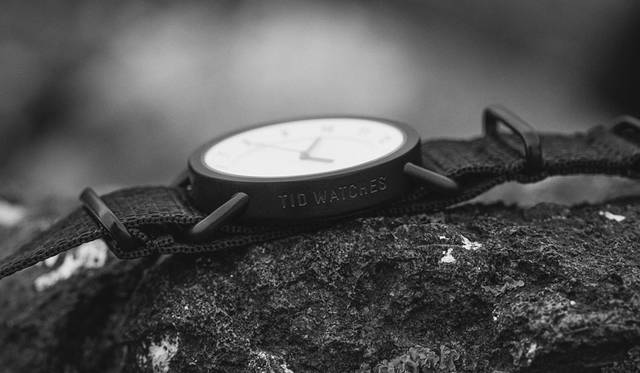 <strong>TID Watches｜ティッド ウォッチズ</strong><br />ブランドをあらわすのは、側面に刻印されたブランドネームのみ