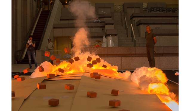 火薬絵画『人生四季』（2015年、火薬、カンヴァス、作家蔵）の爆破  Photo by KAMIYAMA Yosuke