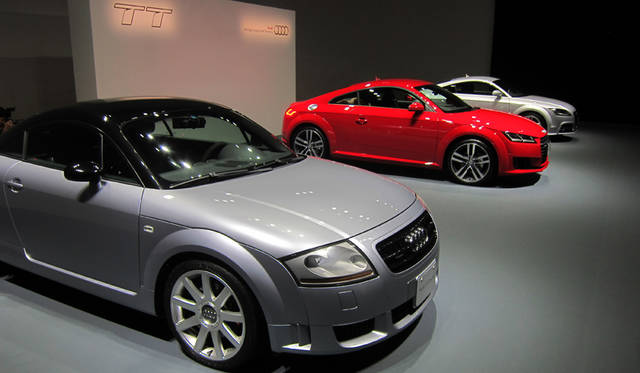 発表会場には歴代のTTも並べられた。手前が初代TT