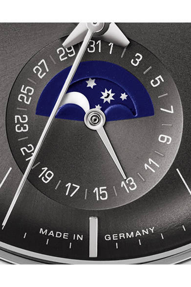 <strong>マイスター クロノスコープ</strong><br />ケース｜ステンレススチール<br />直径｜40.7mm<br />ムーブメント｜自動巻き<br />機能｜クロノグラフ（30分積算計、12時間積算計、スモールセコンド）、曜日表示、日付表示<br />ストラップ｜ホーススキン<br />防水｜30ｍ<br />発売時期｜8月予定<br />予価｜28万1880円<br />