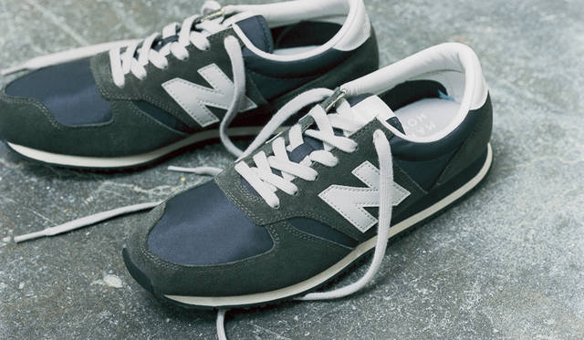 「New Balance for MARGARET HOWELL」は、クラシカルな雰囲気が特徴のランニングシューズ「420」をベースにした一足。さまざまなコーディネートに合わせやすい、マーガレット・ハウエルならではの色使いが魅力。サイズは26cmから29cmを展開する。オリジナルのシューバッグが付属。1万5120円