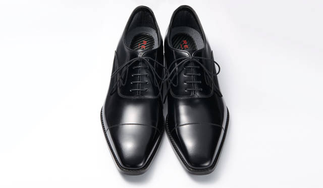 <strong>MEN'S</strong>／ビジネススーツをシックに演出するストレートチップ。靴の内側は、写真1と同じ仕様。2万5920円