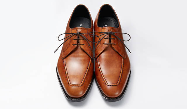 <strong>MEN'S</strong>／職人がひとつひとつ手塗りでアンティーク調の質感を出した、Uチップのドレスシューズ。明るいブラウンが足もとを個性的に演出する。2万9160円