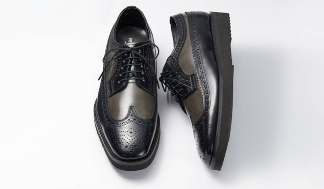 <strong>MEN'S</strong>／グレーと黒のコンビがモダンな印象のウィングチップ。フラットソールを用いることで軽量かつスニーカーのような履き心地を実現。リーガルの専門店「REGAL SHOES」限定。2万4840円