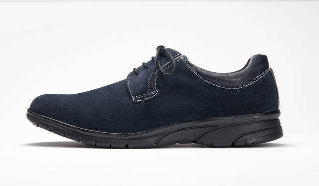 写真11と同じモデル。オンオフ問わず履くことのできるシックなネイビーを採用。1万9440円
