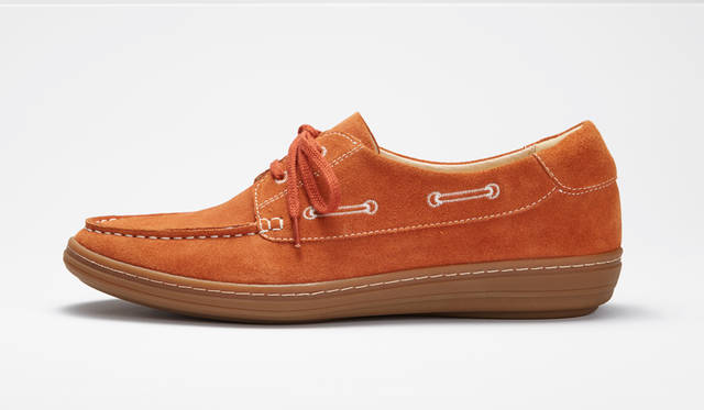 柔らかなスエードを使ったデッキシューズ。靴のサイドのシューレースを刺繍で表現した愛らしいデザインに特徴がある。1万7280円
