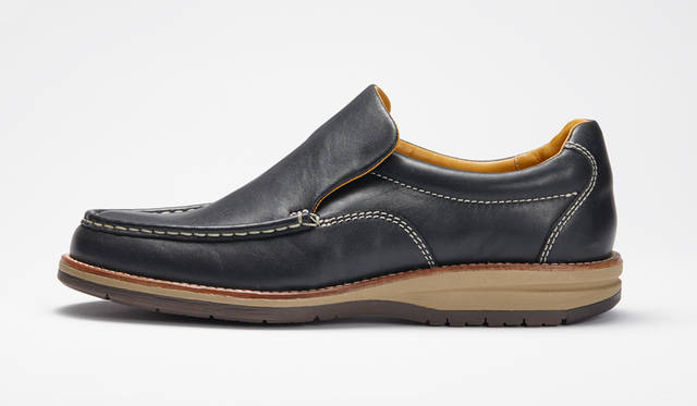 <strong>MEN'S</strong>／写真15のスリッポンタイプ。手縫いのU字のモカに特徴がある。リーガルの専門店「REGAL SHOES」限定。2万1600円