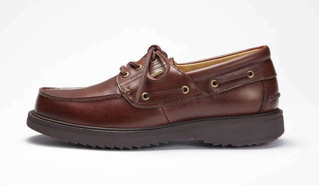<strong>MEN'S</strong>／オイルレザーを用いることでクラシックな雰囲気が漂うモカシン。靴の内部には「ゴアテックス®」を、ソールにはビブラム社製の「iCETREK」を採用することで、雨や雪にも対応できる機能性に優れた一足。2万5920円