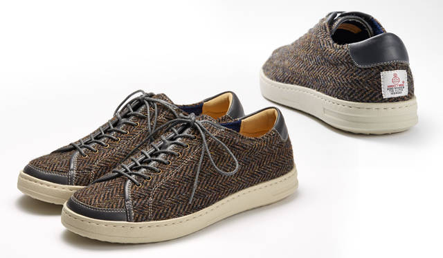<strong>MEN'S</strong>／100年以上の歴史を誇る、英国の「ハリスツイード」を使った限定のスニーカー。あたたかみを感じさせる素朴な表情が新鮮で、かかとに施されたロゴがアクセント。靴のフォルムは、写真21や22のモデルと同じ。リーガルの専門店「REGAL SHOES」で、9月11日（金）から27日（日）の期間限定発売。1万9440円