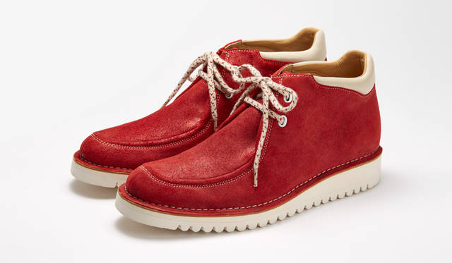 <strong>MEN'S</strong>／ビビッドカラーを纏ったオイル仕上げのスエードが目を奪うミドルカットのカジュアルシューズ。軽量なアイボリーソールは、ビブラム社のものを使い、クッション性に富んだ一足に仕上がっている。ジーンズやスウェットパンツなどと相性が良い。1万9440円