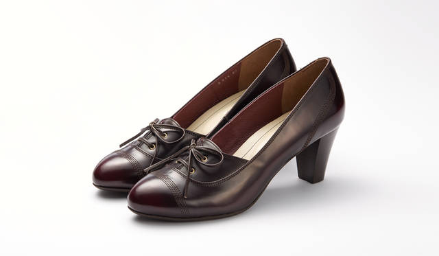 <strong>WOMEN'S</strong>／紳士用のオックスフォードシューズのデザインを取り入れたパンプス。光沢のあるボルドー色でシックな一足に仕上がっている。ヒールの高さは65mm。リーガルの専門店「REGAL SHOES」限定。1万8360円