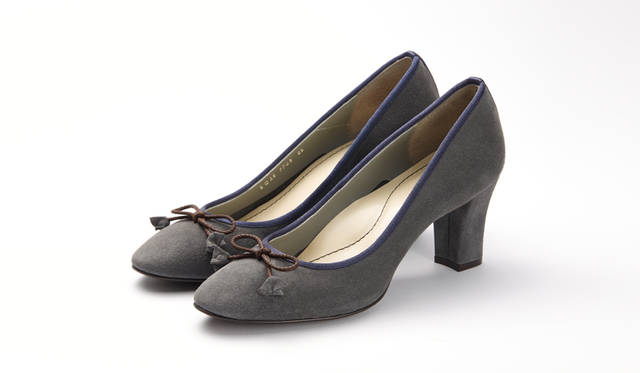 <strong>WOMEN'S</strong>／イタリア製のベロアを使ったパンプスは、履き口を囲むサテンのテープがアクセント。幅広いスタイリングと相性の良い一足に仕上がっている。ヒールの高さは65mm。1万9440円