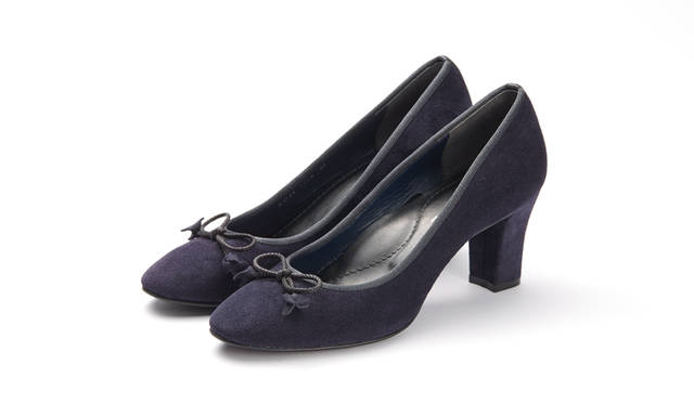 <strong>WOMEN'S</strong>／写真29の色違い。シックな装いにおすすめしたい、上品な印象のネイビーを纏ったタイプ。1万9440円