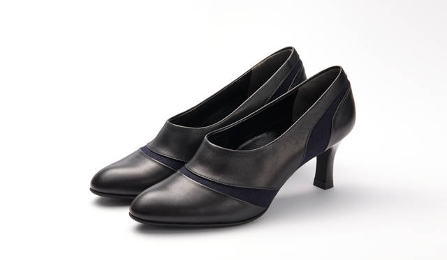 <strong>WOMEN'S</strong>／写真31の色違い。ビジネスやパーティなどで求められるシックなスタイルに合わせたい一足。リーガルの専門店「REGAL SHOES」限定。2万2680円